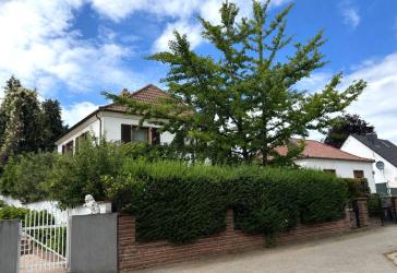 Großzügiges Einfamilienhaus mit weitläufigem Grundstück
