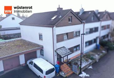 Großzügiges, renovierungsbedürftiges Reiheneckhaus mit Südterrasse und Keller in ruhiger Lage