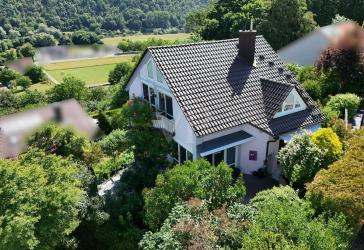 Einfamilienhaus mit Einliegerwohnung, schönem Garten und Mainblick...