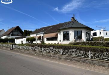 Repräsentatives Ein- bis Zweifamilienhaus mit Garten und Doppelgarage