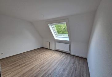 Renovierte helle Dachgeschosswohnung