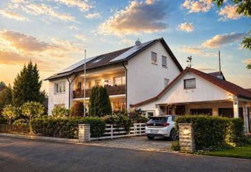 Modernisiertes 3-Familienhaus, PV-Anlage, Top-Anbindung, freier DG-Wohnung, Renditestark