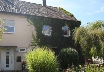 Vielversprechende Doppelhaushälfte in ruhiger Lage mit Garten