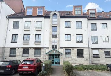 Frisch renoviert - 2-Zimmer-Dachgeschosswohnung mit Balkon.