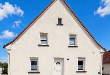 Flexibles Zweifamilienhaus mit großem Grundstück in begehrter Lage