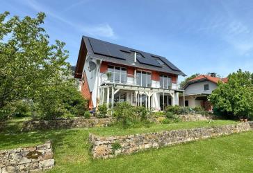 Architektonisches Wohlfühlhaus mit Galerie, nachhaltiger Energietechnik, sonniger Lage in Liebenau