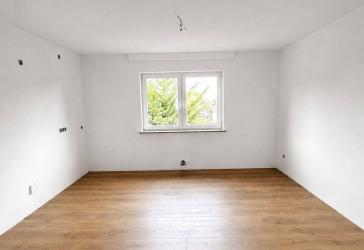 sanierte 3-Zimmer Wohnung in Zweifamilienhaus mit Balkon in ruhiger Sackgassenlage
