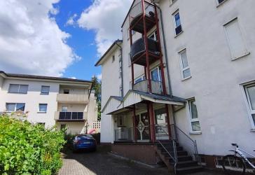 Sonnige Dachgeschosswohnung mit drei Schlafzimmern und Entwicklungspotenzial