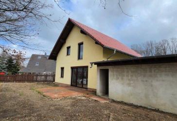 Idyllisch gelegenes Einfamilienhaus mit Garage in ruhiger Wohnanlage am Ortsrand