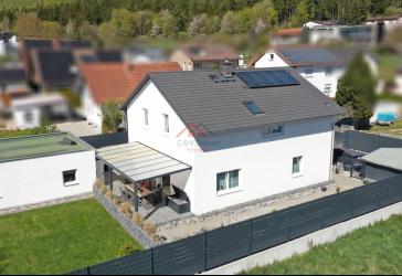 'Exklusives KfW-55-Familiendomizil mit Designer-Interieur, Traumgarten & Großraumgarage'
