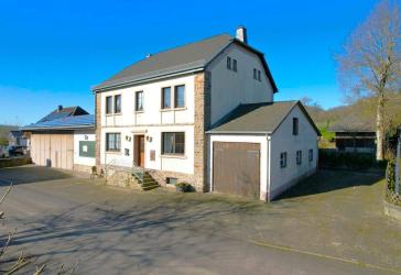 Ruhig gelegenes, geräumiges Wohnhaus mit Halle, Garage, Wiese und Pferdestall auf einem 6.197 m² großen Grundstück in Niederlauch