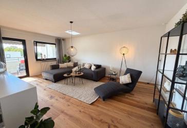 Sofort Einziehen! Frisch renovierte 3,5 Zimmer Wohnung mit Balkon und Garage