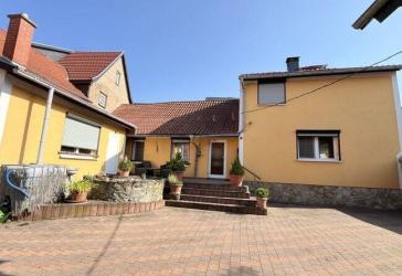 *Schickes Einfamilienhaus mit Gartengrundstück*