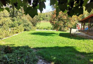 Außergewöhnliche neuwertige 3,5Zi.-Whg. über 2 Ebenen: Wohnjuwel mit eigenem Gartenparadies und XXL-Garage