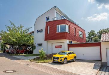 Wohnen mit Weitblick - Gepflegtes Zweifamilienhaus mit parkähnlichem Südgarten und Panoramablick