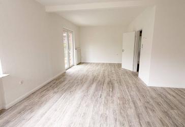 Teilmodernisierte 4-Zimmer-Wohnung mit Garten, Kamin und großzügiger Nutzfläche