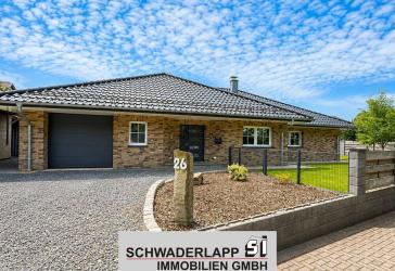 Exklusiver Bungalow mit großer Hobbygarage auf schönem Grundstück