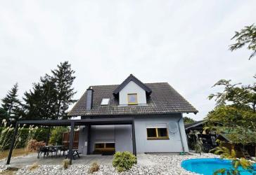 Einfamilienhaus 4SZ mit Pool, Carport, Kamin + Gästehaus und großen Grundstück