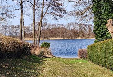Freizeitgrundstück mit Bungalow und Garten in Seenähe