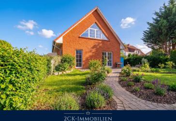 Nachhaltig & Strandnah: Massivhaus, verklinkert auf 1.015 m² Grundstück mit PV, Sauna und Kamin!