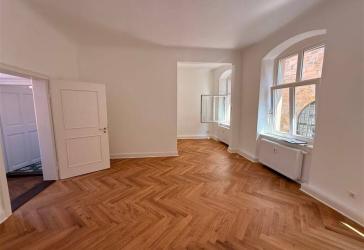 Klimatisierter DG-Erstbezug: 4-Zimmer-Altbauwohnung in der Stadtmitte zu vermieten!