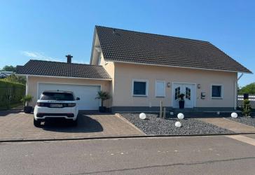 Dieses charmante Einfamilienhaus aus dem Baujahr 2001 überzeugt mit einem großzügigen Platzangebot und einem liebevoll angelegten Grundstück.