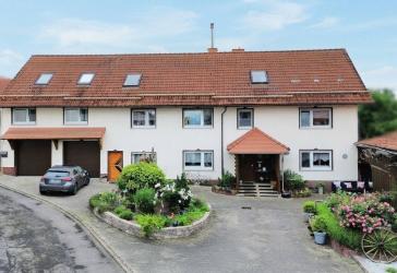 Mehrgenerationenhaus mit Haupthaus, zwei separaten Wohnungen über der Garage und Garten in Lautertal