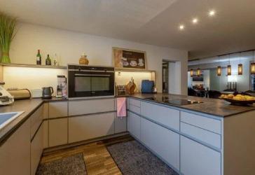 150m²Bungalow, 140m²+120m²Einliegerwohnungen, 70m²Innenpool, 40m²Wintergarten, 50m²Garage - Erstbezug nach Komplettsanierung