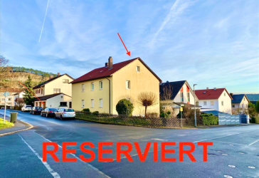 Zweifamilienhaus mit Garage und Grube, Garten, weiterer optionaler Stellplatz auf dem Grundstück.