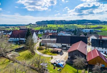 Wohnen, Vermieten und Entwickeln - Mehrfamilienhaus mit 3 Einheiten und 2.945 m² Grundstück