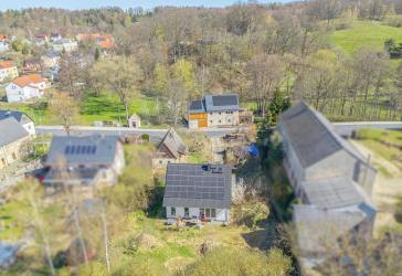 liebevoll gestaltetes Niedrigenergiehaus in grüner Umgebung