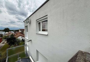 Freistehendes Haus in Hanglage mit zwei Terrassen und weitem Ausblick über Bogen