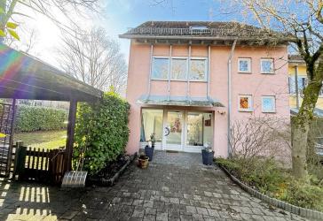REIZVOLLES EINFAMILIENHAUS (REH) MIT GARTEN UND CARPORT