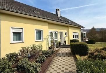 Exklusives Wohnerlebnis in ruhiger Ortsrandlage – Großzügiges Ein- bis Zweifamilienhaus mit parkähnlichem Grundstück in Irrhausen