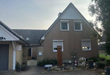 Großes Haus mit 3 WE auf großem Grundstück courtagefrei