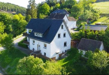 Vielseitig nutzbares Wohnhaus mit großzügigem Garten, Garage und zwei sonnigen Balkonen in schöner Wohnlage von Bad Berleburg-Aue