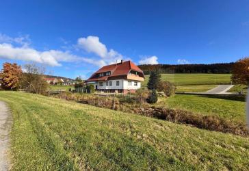 Einmalige Gelegenheit! Freistehendes Einfamilienwohnhaus mit Platz im Überfluss!