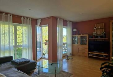 Ruhige, 4,5 Zimmer Wohnung mit Balkon .