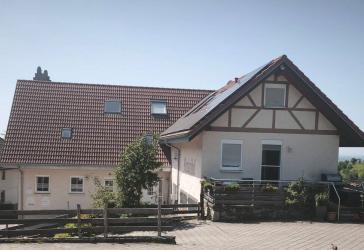 Wohnen wie im eigenen Haus: 4-Zimmer Wohnung mit Scheune & Brennerei