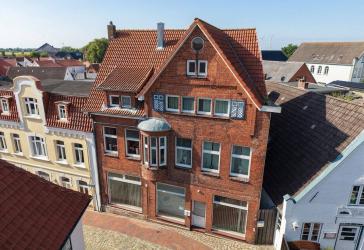 Ein Stück Wesselburener Baugeschichte: Denkmalgeschütztes Wohn- und Geschäftshaus am Markt