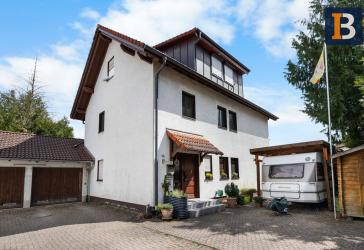 Großzügiges Mehrgenerationenhaus mit traumhaftem Garten im Zentrum von Hausen!