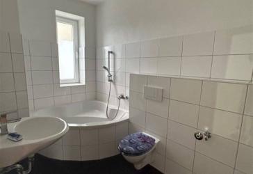 Großzügige 3-Zimmer mit Laminat, Balkon und Eckwanne in guter Lage