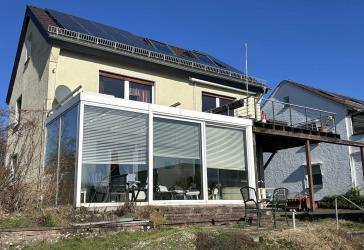 Attraktives Zweifamilienhaus mit Wintergarten, Balkon und Photovoltaikanlage in bester Lage von Lemg