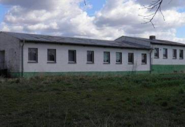 Eingeschossiges Mehrzweckgebäude für Wohnen und / oder Gewerbe in ländlicher Ortslage am Teich