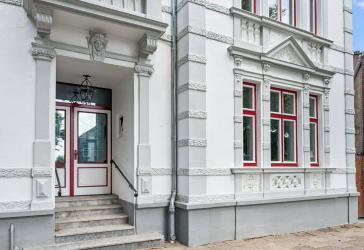 Leben der kurzen Wege: Stilvoller Erstbezug über den Dächern von Burg