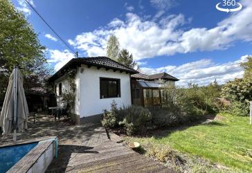 Charmanter Bungalow mit Gartenparadies und vielseitigem Nutzungspotenzial