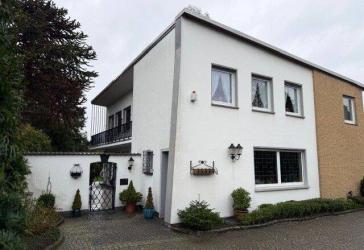 Großzügiges Wohnhaus mit großem Westlagegarten
