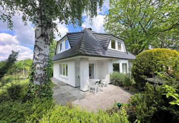 Traumhaftes weißes EFH im Landhausstil am Feldrand gelegen