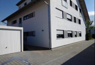 Hochwertige 3-Zi Dachgeschoss Whg. mit Wohnküche und Terrasse in kleiner Wohnanlage
