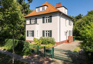 Klassiker mit 8 Zimmern auf großem Grundstück in begehrter Villenkolonie